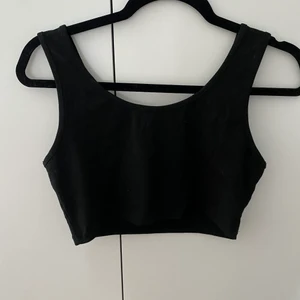 Topp, svart, basic - Följde med som topp till ett par pjamasbyxor jag köpte. Aldrig använd. Skönt material. Obs köpare står för frakt. Kan slängas med på köpet vid köp av annan vara av mig.