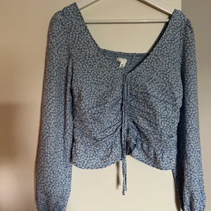 Blå topp  - Blåblommig topp från H&M i storlek S💙  100kr+frakt 