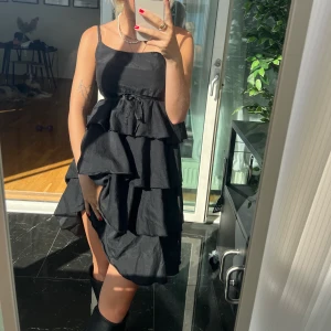 Svart volang klänning - Superfin klänning med volanger. Perfekt på hösten med en stickad tröja över. Tyvärr för stor för mig då det är storlek 38🖤