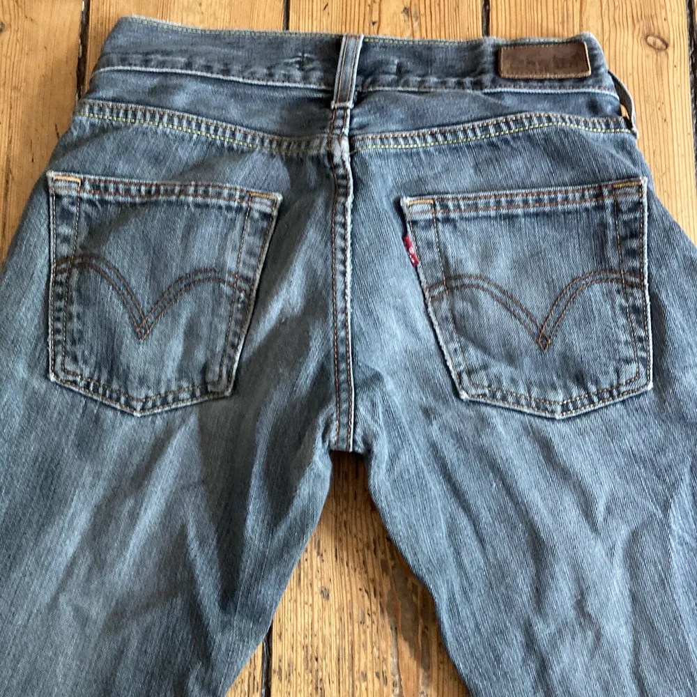 Skitsnygga lågmidjade grå levis jeans i modellen ”eve” straight leg passar i längden på mig som är 165💕. Jeans & Byxor.