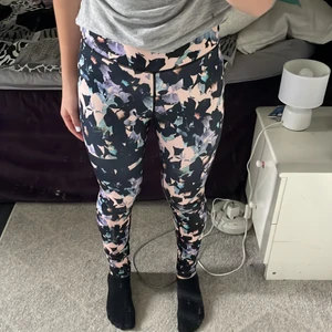 Stronger byxor  - Jag säljer ett par stronger byxor. Dom är använda men i bra skick. Höga i midjan. Jag är 1,63 och dom sitter bra i längden.  Köpta för 800kr Säljer för 300kr 