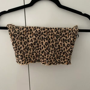 Bandeau, topp, leopard - Strl XS men strechig aå kan användas likaväl till alla storlekar. Var en favorit topp för men inte min smak längre. Obs köpare står för frakt