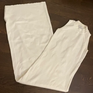 Vit klänning fodral ärmlös tight XS  - Vit ärmlös, tight klänning. Når ner till vaderna på mig som är 164. XS. Använt skick.