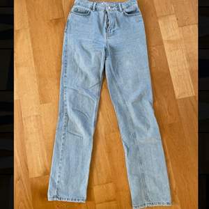 Gör en intressekoll på dessa sköna jeans från NA-KD. De har en hög midja med slits (med dragkedja) baktill. Köpta för 399kr. 