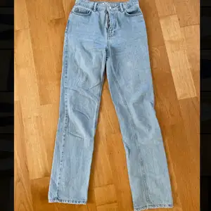 Gör en intressekoll på dessa sköna jeans från NA-KD. De har en hög midja med slits (med dragkedja) baktill. Köpta för 399kr. 