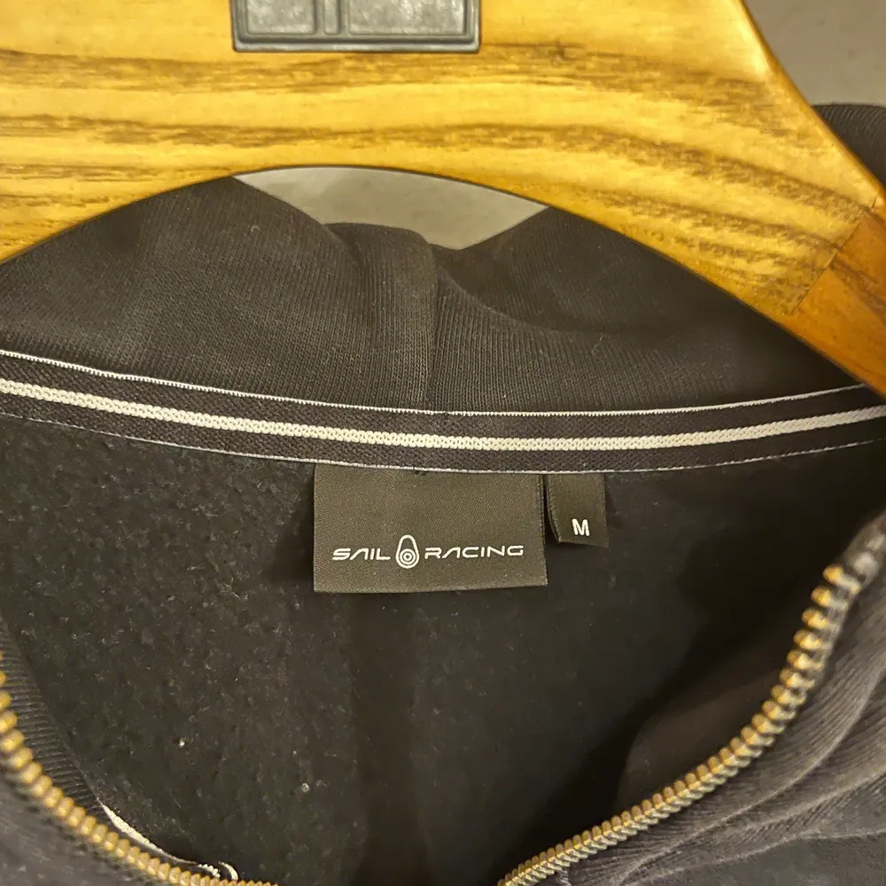 Säljer min svarta sail racing hoodie då jag knappt använder den⚫️ Använts fåtal gånger Skick: 9/10. Hoodies.