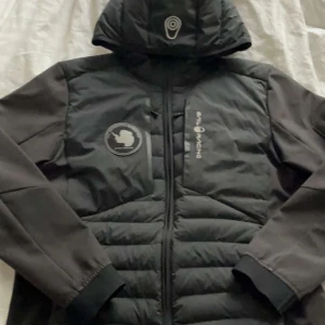 Sail racing jacka - Säljer min sail racing jacka köpt förra hösten. Storlek 170 i perfekt skick och inga effekter. Säljer för 600kr 