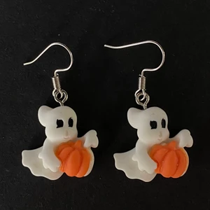 Spökiga örhängen 🖤 - Nickelfria krokar och fri frakt 🧡