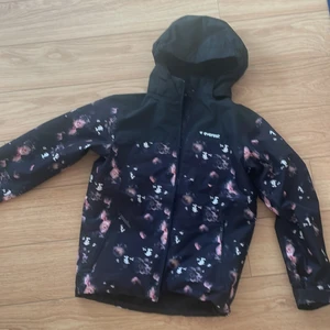 Jacka  - Svar jacka men blommor 