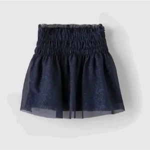 Zara kjol - Superfin slutsåld zara kjol, blå glittrig och så himla snygg verkligen! Stretchig så skulle säga att den passar alla storlekar❤️ går även att ha som en topp, så snygg!