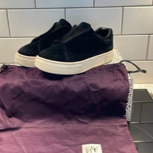 Eytys doja  - Fina och sköna eytys som köptes igår från plick för 1100kr. Säljer endast då dom var för stora för mig. Kontakta mig om du är intresserad!!