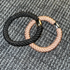 Armband/hårsnoddar  - Helt nya och aldrig använda🤍 10 KR ST + 13 Kr frakt 