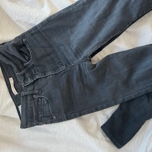 Levis jeans mile high super skinny  - Säljer ett par Levis jeans i modellen mile high super skinny, waist 25, benlängd 30/32.   De är stretchiga.   Byxorna användes sparsamt samma år jag köpte dem men sedan dess har de legat på en hylla. Köptes för 1200 kr. Säljer för 200 kr.