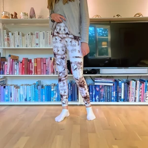 Stronger träningstights - Sparsamt använda träningstights från Stronger. De har en så bra liten ficka där bak och är som nya i strl xs. Är 165 cm lång och de kostar 800 nya💗⚡️  