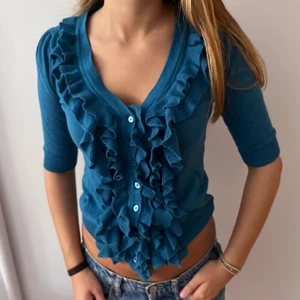 Kofta!! - Säljer denna jätte fina kofta/topp verkligen så fin❤️ Det står att den är i storlek XL men skulle säga att den snarare är Xs/s