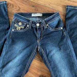 Lågmidjade jeans Laguna Beach Jean Co. Jeans. Köpta för ungefär 1000 kr i USA. Säljer nu för 500, priset kan diskuteras! Storlek 30-36/xxs-M ganska stretchiga, bra jeans material Skicka för fler bilder ❤️❤️