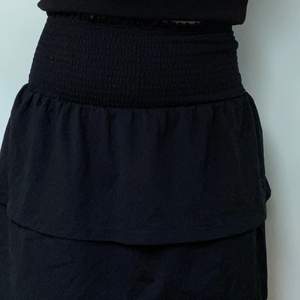 Svart volang kjol från Pieces, använd ett fåtal gånger så är i bra skick! 👌🏽😍