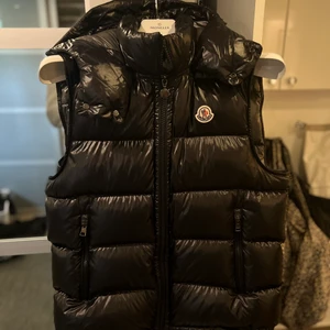 Moncler väst  - Köpt i vintras för 9200 på moncler butiken inne på nk Storlek L Som ny