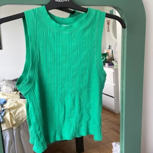 Grön topp - Zara, storlek L Jättefin lite mörkare grön färg
