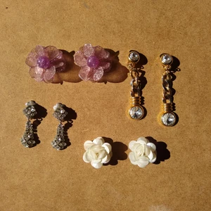 Clip on örhängen - ✨✨Superfina glittriga örhängen som du klipper på örat.✨✨ Du behöver inte ha piercade öron! Blandade sorter från 60-, 70- och 90-tal. 50 kr styck. Paketpris vid flera! 🌼  Plast och metall.