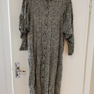 Lång klänning  - Lång klänning med små blommönster från hm 