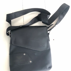 Armani väska  - En stilig väska från Giorgio Armani i nyskick. Kan mötas upp i sthlm eller skickas. 