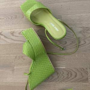 Never worn, plateform heels in volor green neon. Perfect for the summer and super trendy.