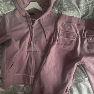 Juicy Couture - nästintill oanvändt, färgen keepsake liliac. tröjan är storlek xs & byxorna s🫶🏼 säljer hela sättet för 1700kr, och vardera del för 900kr/st! skriv gärna för fler bilder/info💞