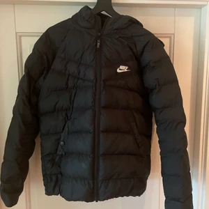 Nike jacka  - Säljer nu min Nike jacka, pågrund av att den inte kommer till användning🤍 det finns en liten lagning vid ena fickan, (inget som stör) där av priset🤍