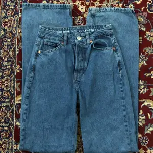 Blå långa jeans från Bikbok. Säljer för att de är alldeles för långa för mig! Så passar bra för någon längre! (Nyskick) Jag är 1,62cm