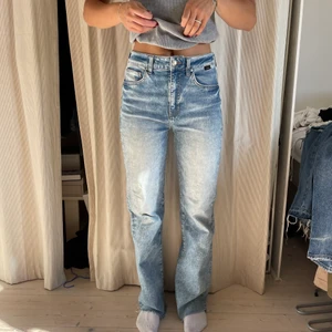 Långa jeans  - Säljer mina härliga långa jeans från Mavi Jeans. Så sköna och mjuka i tyget samt sparsamt använda💙