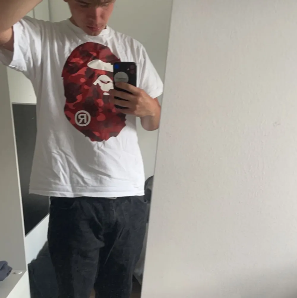 En bape tröja i väldigt bra skick vill helst byta mot en Nike Tech. Storlek M men passar mig som har L. T-shirts.