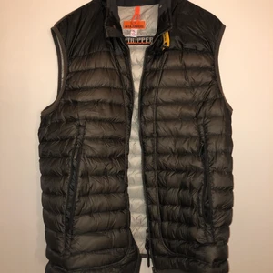 Väst med märket P.J.S, PARA JUMPERS. Köpt från NK för  - Väst med märket P.J.S, PARA JUMPERS. Köpt nyss från NK för 3100 men säljer för 1200. Brungrå färgad och vind- vattentät. Perfekt för höst och vår, men funkar på vintern. Priset kan såklart diskuteras!!❤️❤️❤️