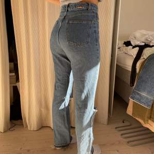 Supergoa jeans från nakd med egenklippta hål på knäna! Sitter så fint på kroppen och har bra längd, jag är 170 cm för referens :)) sparsamt använda✨