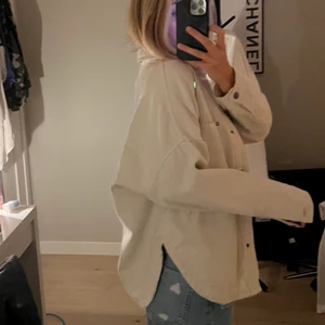 Zara jacka - jeans aktig jacka i beige, som ny i skick, lite oversize i modellen 