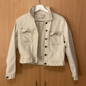 Jeans jacka  - Beige jeans jacka från Lindex i stl 158, bra skick. 