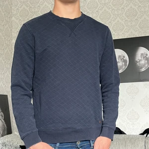 Bondelid tröja - Säljer denna tröja från bondelid. Jättefin, marin blå tröja. Köpt för 600kr säljer för 150kr. + frakt 59kr 
