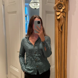 Blus blå/grön - Superfin blus från Gina Tricot. Kan behöva en omgång med strykjärnet! 😅Storlek 38 men jag tycker den känns mer som en 36a. 