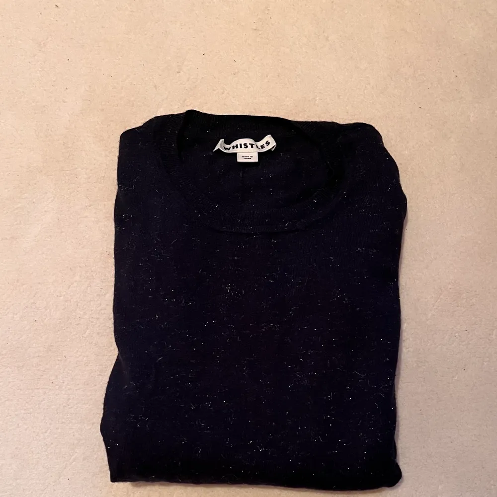 🤩En mörkblå glittrig tröja i fint skick för ett billigt pris 🤩 ( inga hål eller fläckar)   💖Storleken står inte men är lite trång vid armarna för mig som har storlek S💖  (Frakt ingår inte i priset) . Tröjor & Koftor.