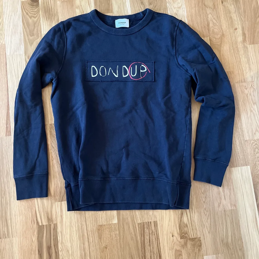 Mörkblå crewneck från Dondup  Storlek L men passar mig som har M. Använd men i mycket bra skick.  Nypris 1300. Tröjor & Koftor.