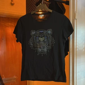 Kenzo tröja - Kenzo t-shirt, damstorlek M. Använd ett antal gånger därav priset, men inga slitage eller annat. Skick 7/10🥰 pris+frakt