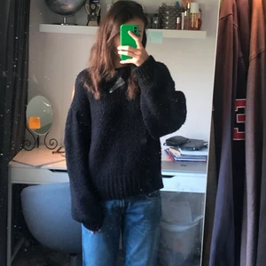 Svart stickad tröja  - Svart tjockare stickad tröja. Superfin och skön, bra nu till hösten och vintern 
