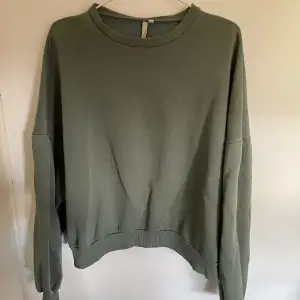 En grön sweatshirt från Nelly. Köpte den för ett tag sedan men har inte använt den så mycket. 