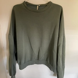 Sweatshirt  - En grön sweatshirt från Nelly. Köpte den för ett tag sedan men har inte använt den så mycket. 