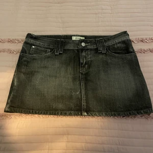 Supersnygg lågmidjad kjol - Säljer nu min grå korta jeanskjol, då den är något för liten för mig.  Går att välja hur lågt/högt man själv vill ha den också 😍  Strl 42