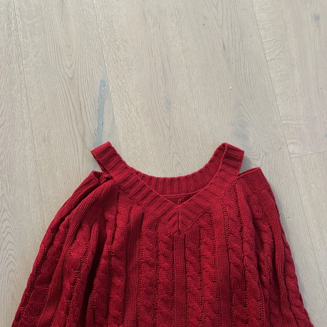 Stickad röd tröja - 90