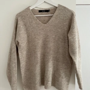 Stickad tröja - Jättefin trendig stickad tröja från Vero Moda 🤍 använd fåtal gånger så den är i jättebra skick! spårbar frakt 66kr. Hör av er vid frågor 🫶🏼
