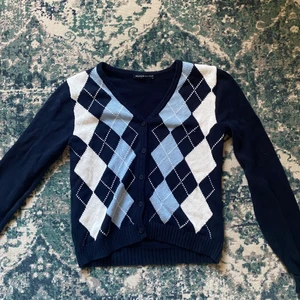 brandy melville kofta  - söt kofta från brandy melville, perfekt inför höst! använd nån enstaka gång och är i bra skick. 