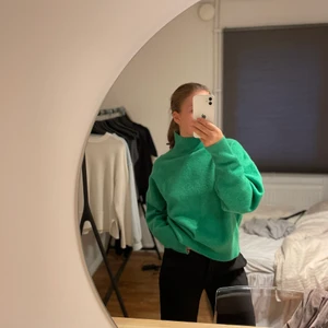 Grön stickad tröja  - Säljer denna stickade polo tröjan från Zara för att jag aldrig använt den. ❗️Den sista bilden ger en rättvis färg❗️