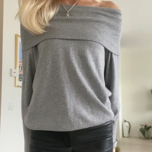 Off shoulder tröja - Sååå fin glittrig off shoulder tröja☺️